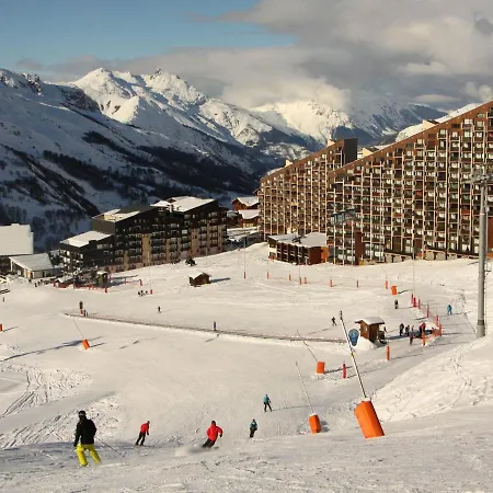 Moderne Skis Aux Pieds Avec Balcon *