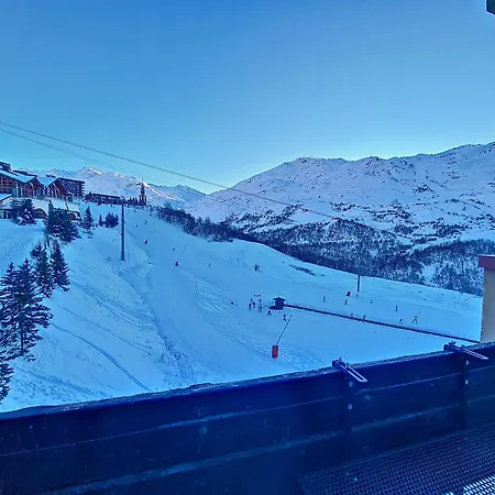 Moderne Skis Aux Pieds Avec Balcon